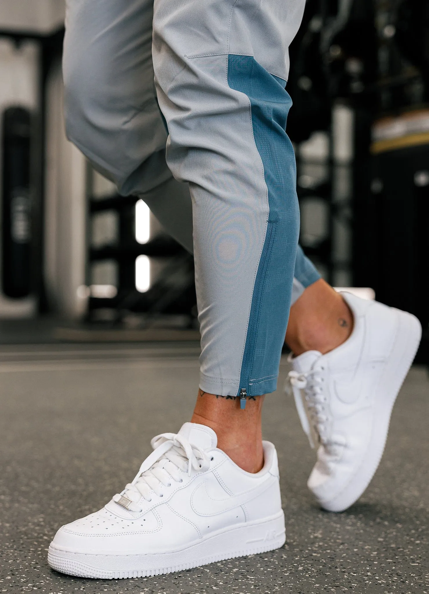 Basic Stretch Relaxed fit wear Gym King Debossed Camo Woven Jogger - Cloudy Grey/Lake Blue