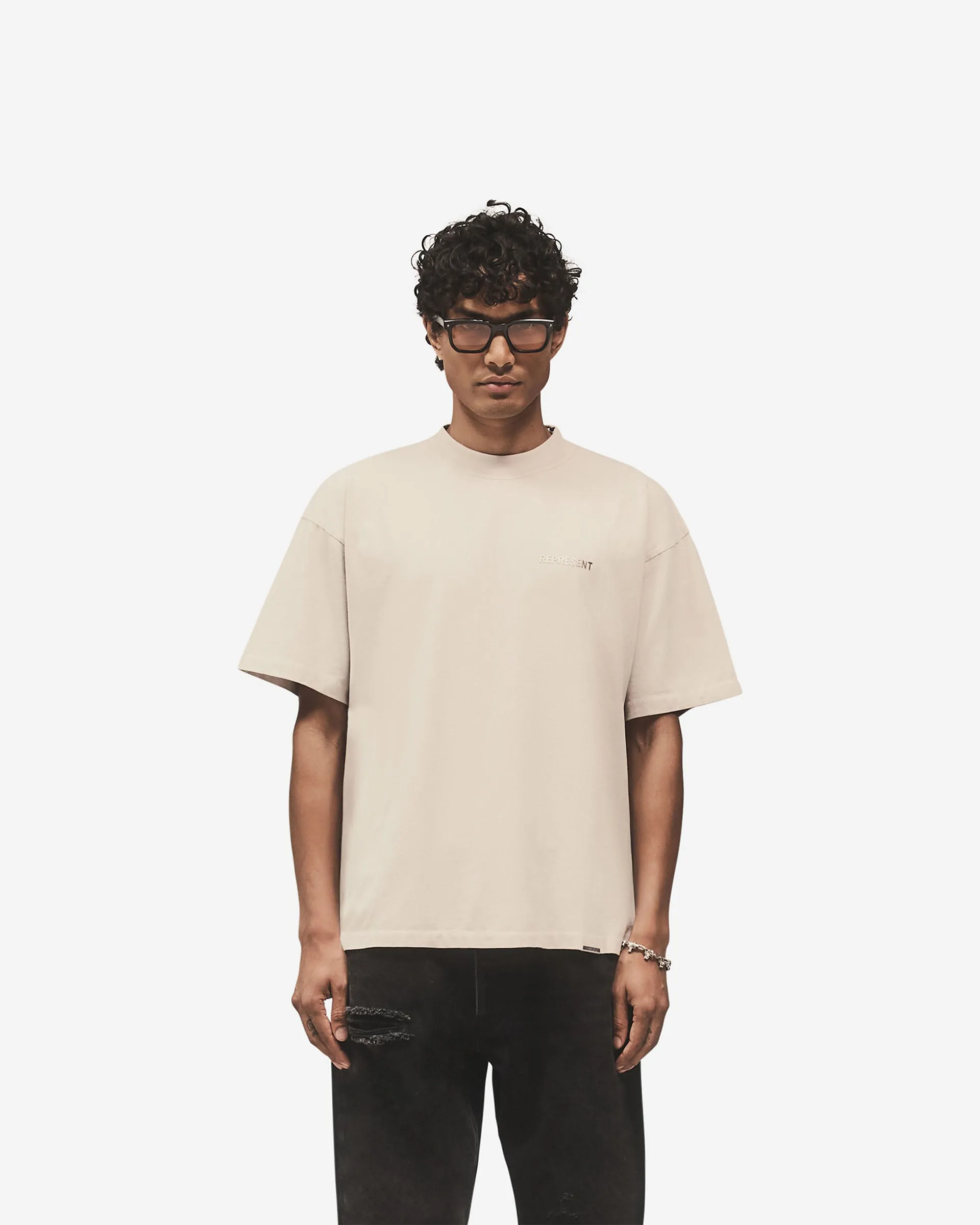 Metal Block Logo T-Shirt - Concrete Quality Comfort V neck elegance