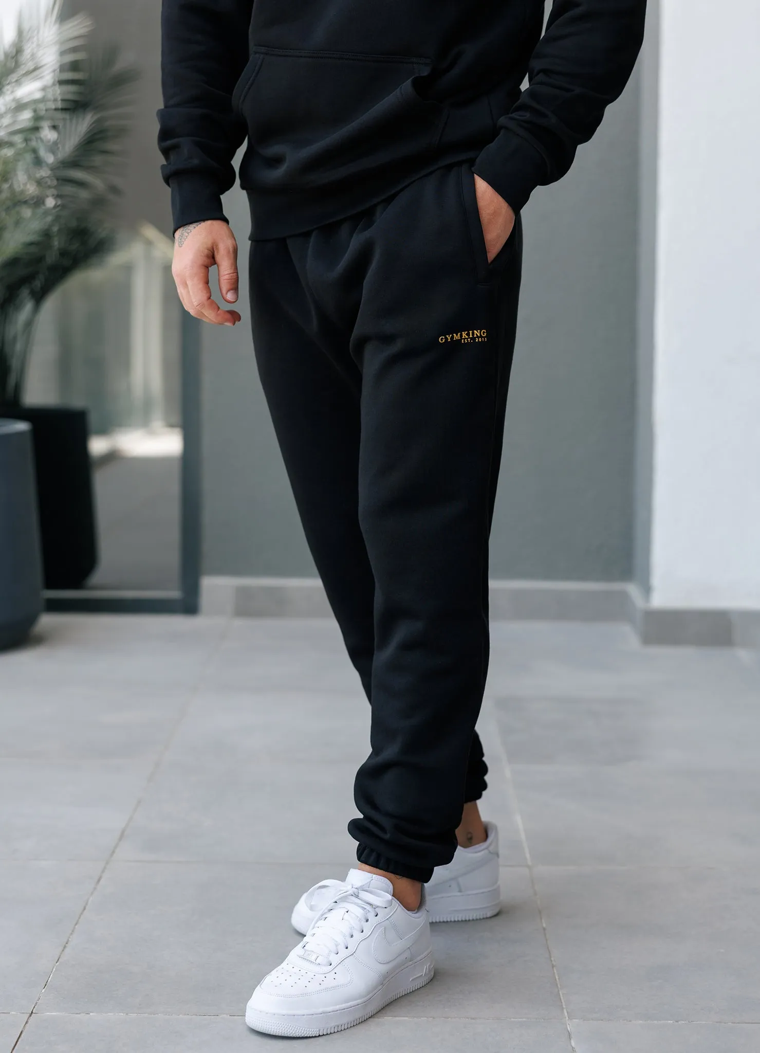 WrinkleResistantMaterial Comfort Wearable Gym King Established Relaxed Fit Jogger - Black/Gold