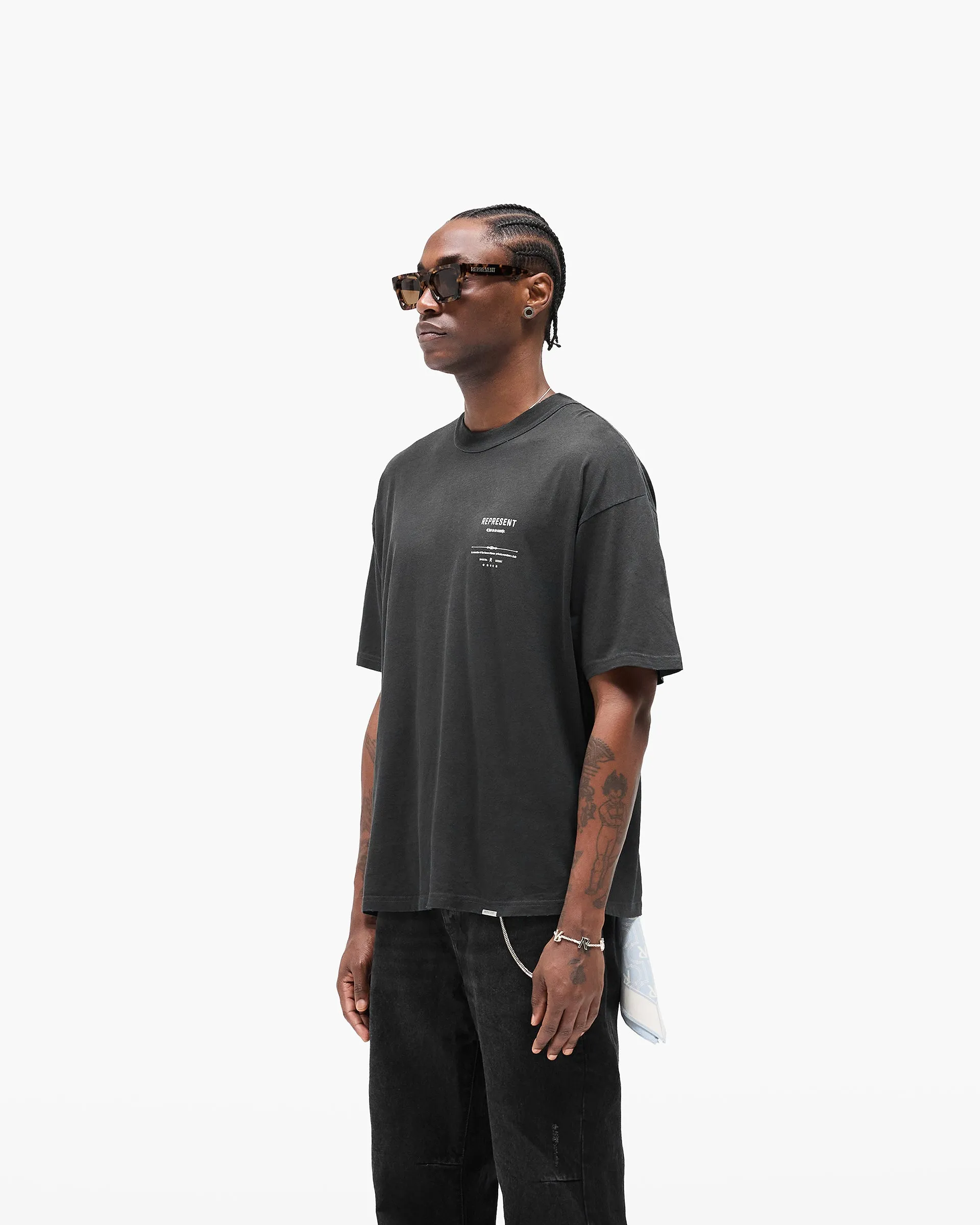 Sustainable production Essential Look Revere Manor T-Shirt - Stained Black